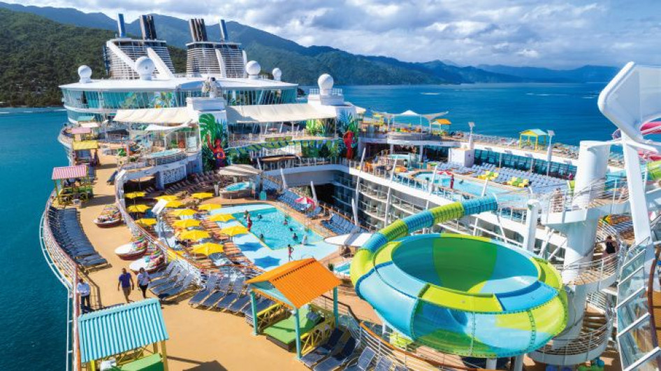 A resort-stílusú karibi fedélzeten számtalan nyugágy, pihenőhely várja a relaxálni vágyókat