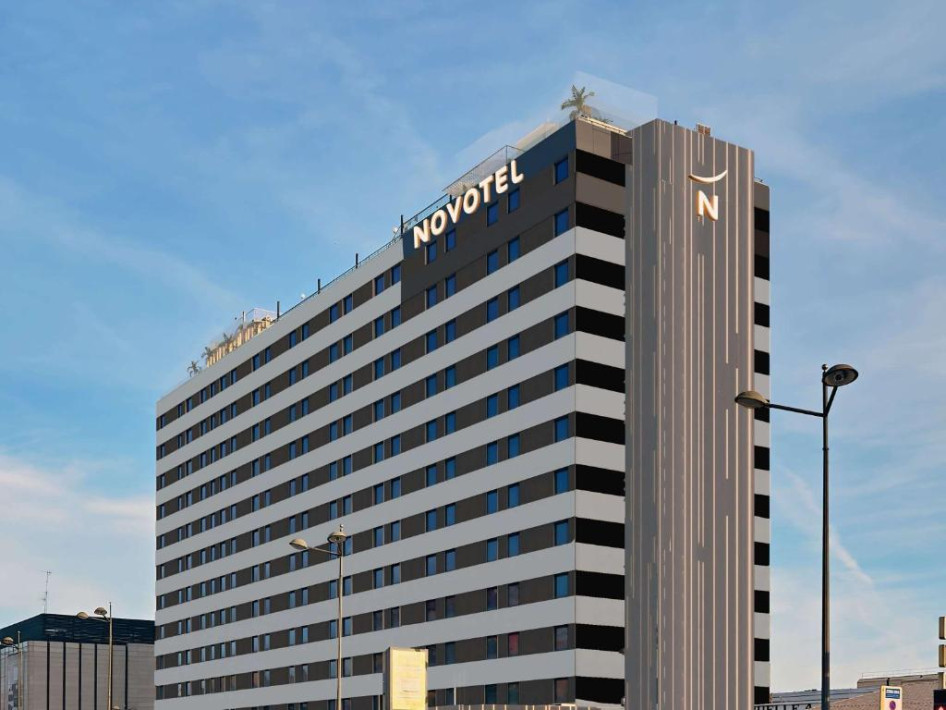 A valenciai hotel a város szinte minden pontján szembetűnő