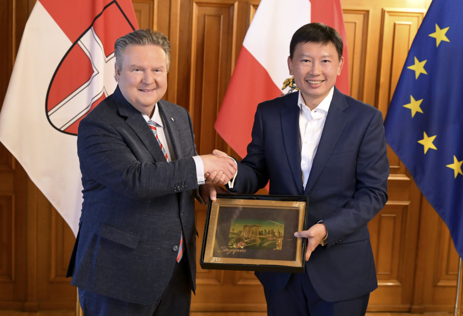 Chee Hong Tat, Szingapúr nemzeti fejlesztési minisztere, és Michael Ludwig, Bécs polgármestere a World Cities Summit 2025 megnyitóján.