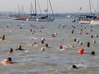 Több mint tízezren úszták át a Balatont Révfülöpnél