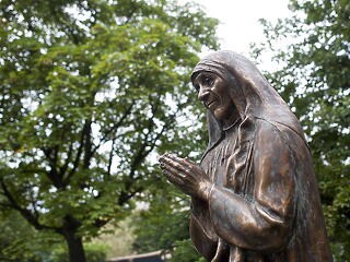 Teréz anya-szobrot kapott a XII. kerület
