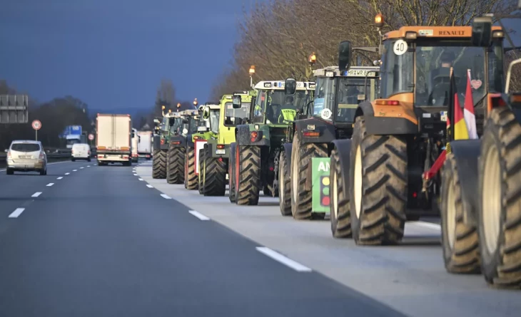 Tüntető gazdák az A66-os autópályán a németországi Wiesbaden közelében, 2024. január 8-án / Fotó: Euronews