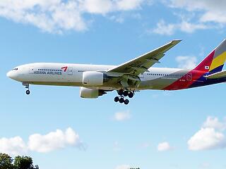 Megérkeztek Budapestre a koreai turisták az Asiana Airlines járatával