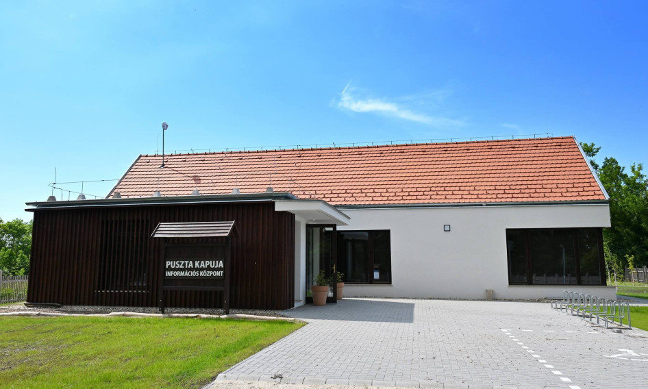 A Puszta Kapuja Információs Központ főbejárata