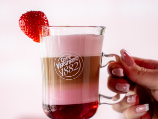 Pink csészék, elkötelezett női tulajdonos, induló rózsaszín kávézó üzletlánc