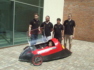 Elektromos autóval indulnak a világversenyen a debreceni diákok