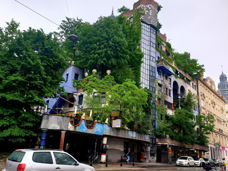 A turistacsapda Hundertwasser-házak a múzeumtól nem messze / Fotó: szerző