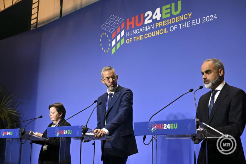  Marie-Helene Pradines, az Európai Bizottság osztályvezetője, Könnyid László, a Magyar Turisztikai Ügynökség (MTÜ) vezérigazgatója és Eduardo Santander, az Európai Utazási Bizottság (ETC) vezérigazgatója (b-j) a 23. Európai Turizmus Fórum záró sajtótájékoztatóján a Várkert Bazárban 2024. november 13-án