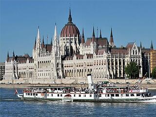 Budapesten a százéves gőzhajó