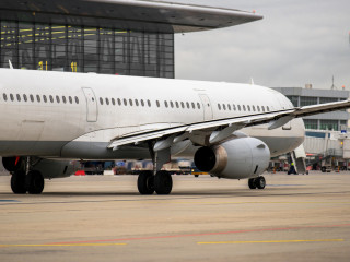 Egy utas észlelte a repülőgép szárnyából hiányzó csavarokat