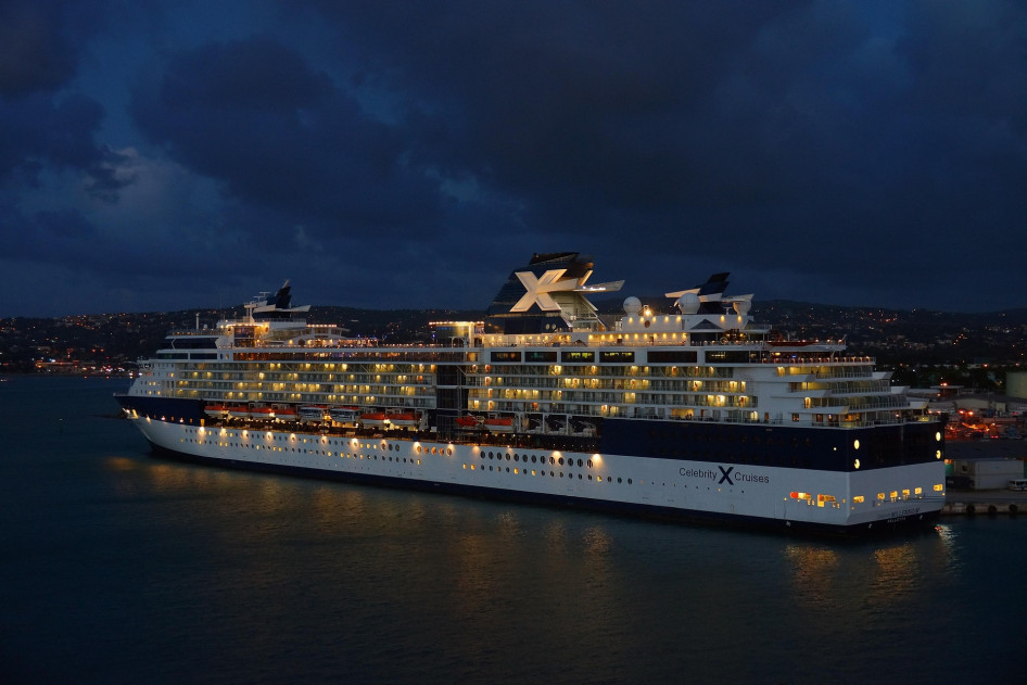 A Royal Caribbean Group prémium márkája a Celebrity Cruises  - éjszakai felvétel 