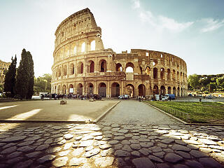 Ne vésd a monogramod a Colosseum falára!