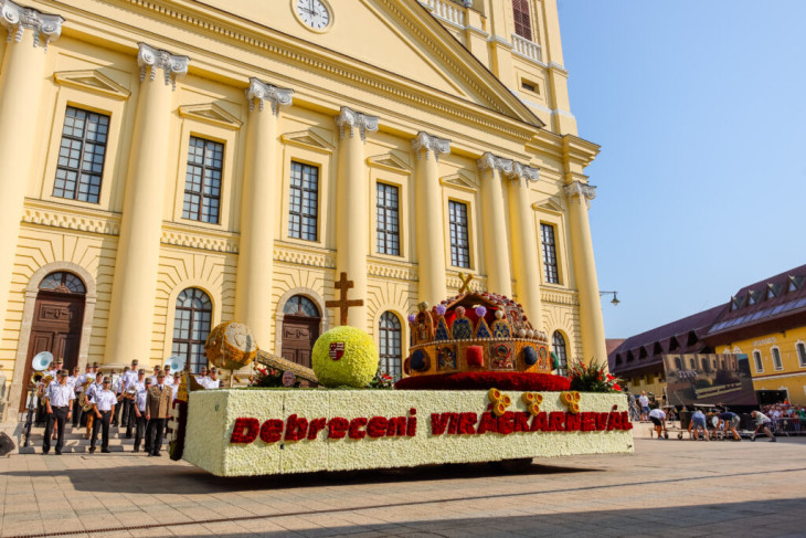 Idén is a Szent Korona nyitja majd a felvonulók sorát.