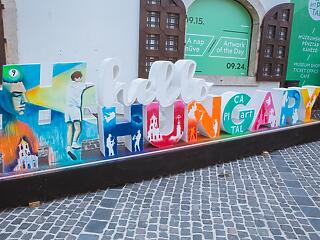 Turizmus Világnapja: Művészi alkotásokká változnak a #HelloHungary feliratok