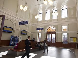 Ilyen lett a felújított kaposvári vasútállomás