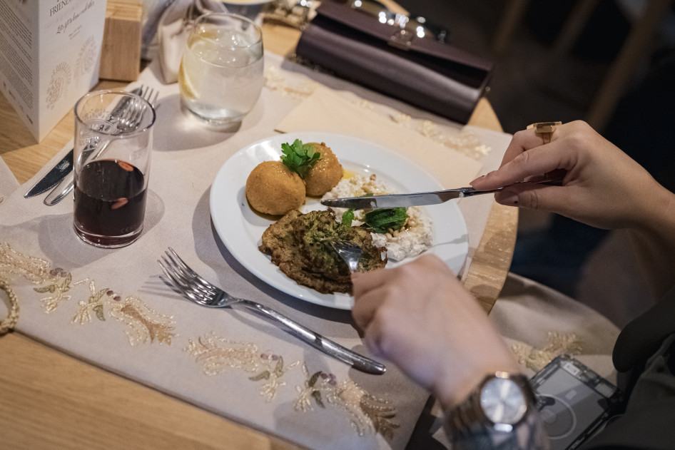 Főételsor a vendég előtt - érdemes még egy pillantást vetni a terítékre, amely különlegesen szemet gyönyörködtető volt