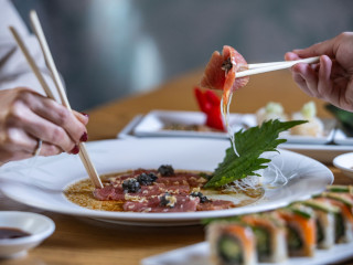 Tiszta ízek, japán precizitás – a sashimi kultúrája Magyarországon