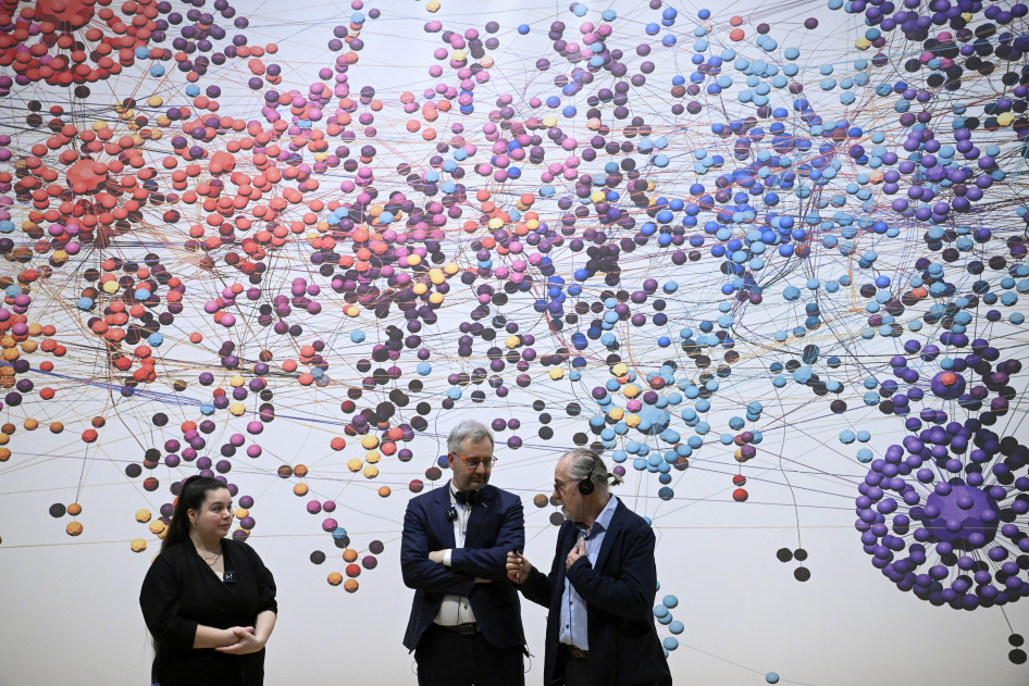 A képlettől a képig - A dataizmus művészete című kiállítás sajtóbejárásán a Műcsarnokban 2026. március 5-én. Mellette Mucsi Emese kurátor (b) és Szegő György művészeti igazgató  
