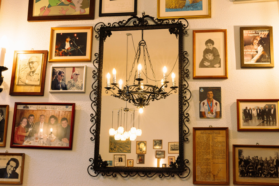 A vendégtér belső designja a régi legendás Kádár-kort idézi