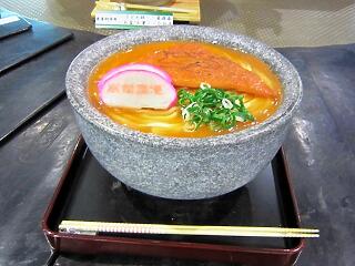 Óriás japán ételek a reptéri csomagkiadó szalagokon