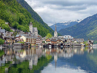 Turistaáradat fojtogatja a Jégvarázst ihlető osztrák falut