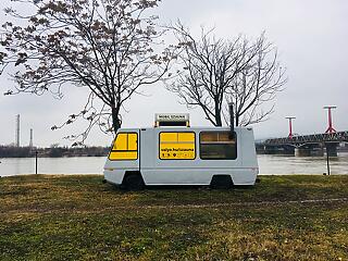 4-6 ember izzad egy kisbuszban, a Duna partján