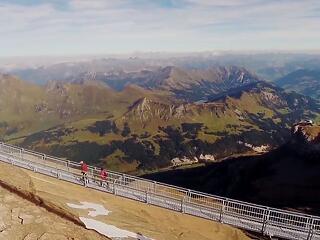 Lélegzetelállító függőhíd a svájci Alpokban