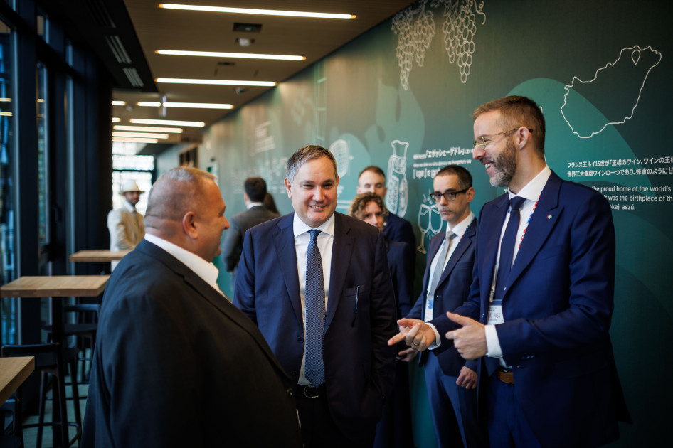 A magyar delegáció tagjai a megnyitón: (b-j) Csapody Balázs (a Magyar Pavilon gasztronómiájáért felel), középen Nagy Mártin miniszter, mellette Könnyid László, az MTÜ vezérigazgatója