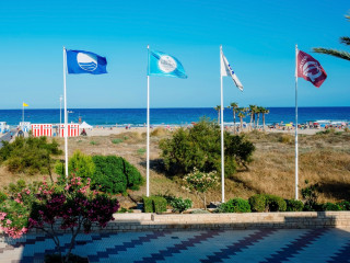 Andalúzia tele kék zászlós stranddal