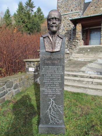 Kodály bronzszobra a templom előkertjében (Fotó: Mentusz Károly)