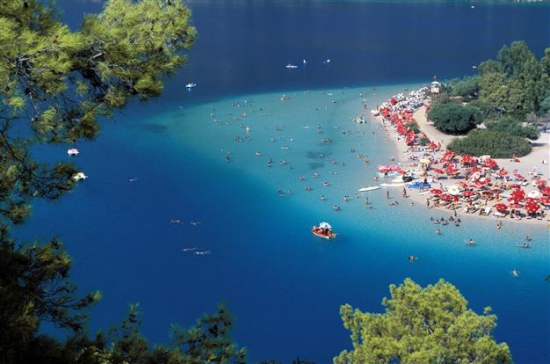 Törökország egyik tengerpartja (Forrás: goturkey.com)