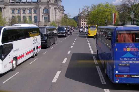 Turistabuszok Berlinben (Forrás: Wikimedia Commons)