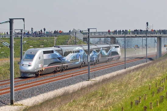 A hagyományos vasúti vontatás abszolút sebességrekordere, az Alstom TGV POS V150 emeletes szerelvénye. A vasútvonalon, ahol végül elérte az 575 km/h-t, megemelték a felsővezeték feszültségét (25-ről 31 kV-ra), és lehegesztették a váltókat is