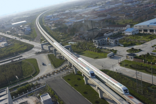 A 2004-ben átadott sanghaji Transrapid, amely világ eddigi egyetlen megépült, közforgalmú, nagysebességű mágnesvasútja. A vonatok a 32 kilométeres távot 430 km/h-s utazósebességgel mindössze 7-8 perc alatt teszik meg