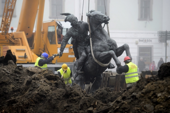 A Végvári vitézek szoborcsoport felújítása Egerben (Fotó: Komka Péter, MTI)
