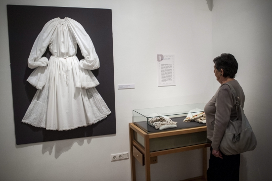 Egy érdeklődő az Új szerzemények 2013-2014 című kiállítás megnyitóján a Néprajzi Múzeumban (MTI Fotó: Marjai János)