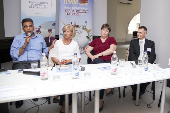Ahmed Bahgat, az Anubis Travel ügyvezetője, Bajai Ágnes, a Personal Tours ügyvezetője, dr. Füri Mihályné, a Kartago Tours ügyvezetője és Szvoboda János, a Neckermann Utazás cégvezetője