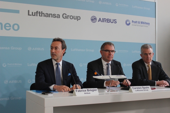 Fabrice Brégier, Carsten Spohr és Robert Leduc az Airbus hamburgi központjában