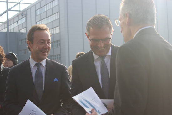 Fabrice Brégier, Carsten Spohr és Robert Leduc az Airbus hamburgi központjában