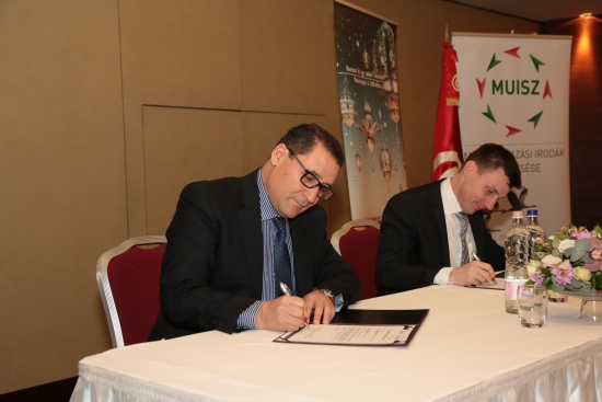 Adbellatif Hammam, a Tunéziai Nemzeti Idegenforgalmi Hivatal igazgatója és Erdei Bálint, a MUISZ elnöke aláírja az együttműködési megállapodást