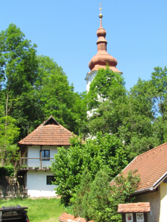 A Kisház és a harangtorony (Fotó: Mentusz Károly)