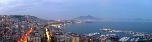 A Nápolyi-öböl (https://commons.wikimedia.org/wiki/File:Napoli.jpg#/media/File:Napoli.jpg