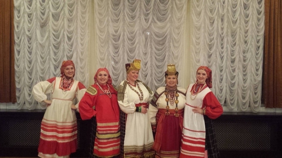 Karagod népi együttes, középen 300 éves kézzel készített ruha látható