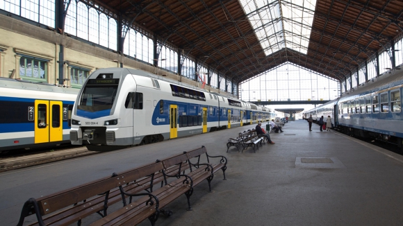 A Stadler KISS vonat látványterve a Nyugati pályaudvarban