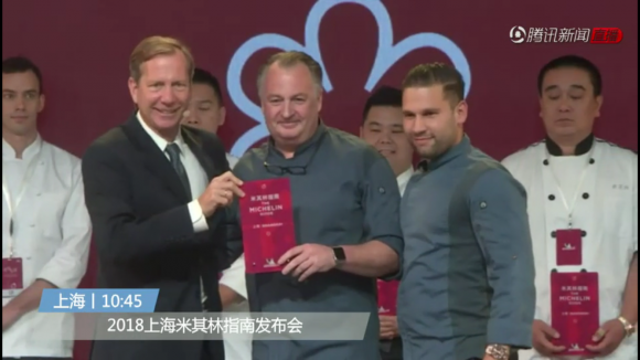 (balról jobbra) Michael Ellis, a Michelin globális igazgatója, mellette középen Stefan Stiller, a Tai'van Table tulajdonosa, mellette Rácz Jenő séf