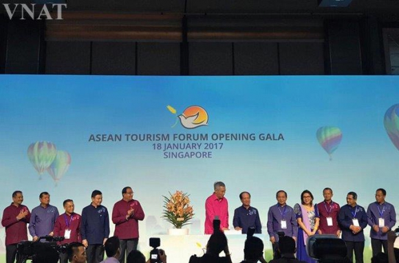 A szingapúri köztársaság miniszterelnöke, Lee Hsien Loong ünnepélyesen megnyitja az 36. ASEAN Fórumot. 