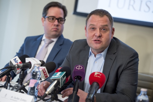 Guller Zoltán(a képen jobbra) és Princzinger Péter vezérigazgató-helyettes a sajtótájékoztatón (fotó: Árvai Károly/kormany.hu
