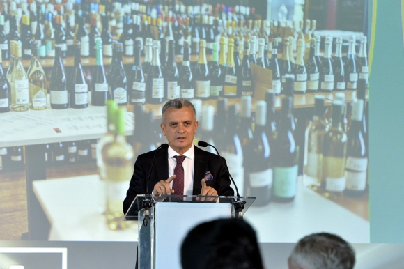 Rókusfalvy Pál, a nemzeti bormarketingért felelős kormánybiztos beszédet mond a 41. országos borverseny eredményhirdetésén a Budapest Marriott Hotelben 2022. augusztus 31-én.