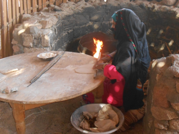 Fiatal beduin lány kenyeret készít