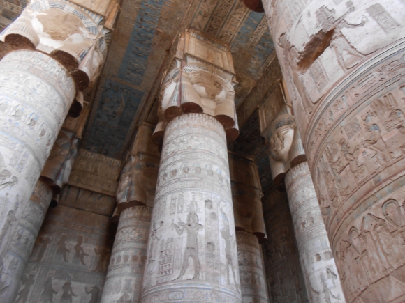 A Denderai templom csodás oszlopcsarnoka